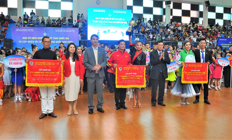 Trao cờ cho 3 đơn vị có số lượng VĐV tham gia đông nhất tại giải, trong đó có 2 đơn vị của Lâm Đồng gồm đội Trung tâm Huấn luyện Thi đấu TDTT Lâm Đồng và đội Nhà Văn hóa Lao động Lâm Đồng