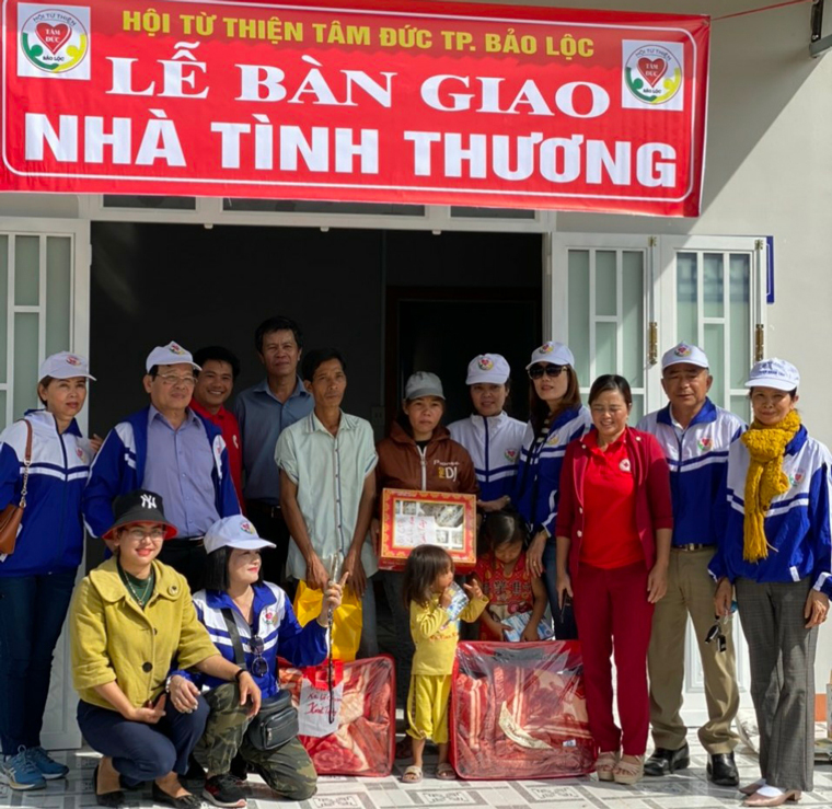 Tặng nhà tình thương cho hộ nghèo xã Lộc Nam