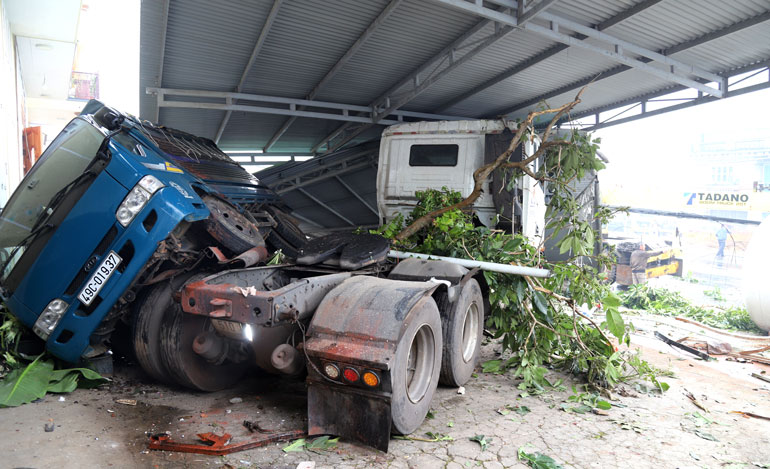 Đầu xe bồn lao vào nhà ông Trần Ngọc Vy tông hư hỏng xe tải