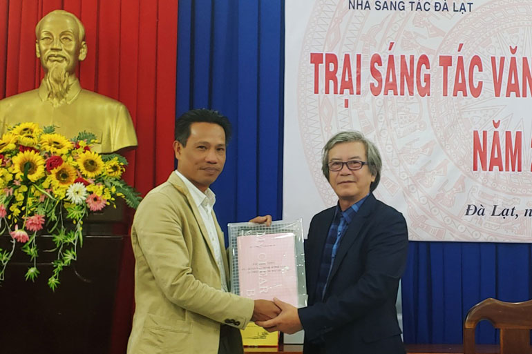 Nhà văn Huỳnh Thạch Thảo - Phó Chủ tịch Thường trực Hội VHNT tỉnh Phú Yên trao bản thảo tác phẩm cho Nhà sáng tác Đà Lạt