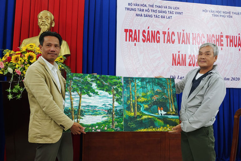 Họa sĩ Huỳnh Ngọc Minh trao tặng Nhà sáng tác Đà Lạt 2 tác phẩm hội họa