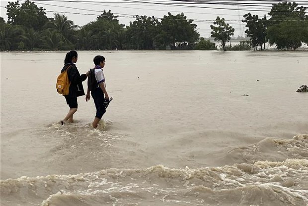 Nước lũ dâng lên đường liên xã nối Phước Nam và Phước Dinh, huyện Thuận Nam