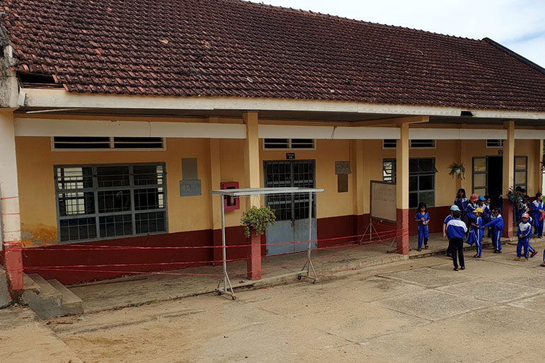 Phòng học cấp 4 trường Tiểu học Tô Vĩnh Diện (xã Lộc Châu, TP Bảo Lộc) xuống cấp có nguy cơ đổ sập uy hiếp sự an toàn của học sinh và giáo viên