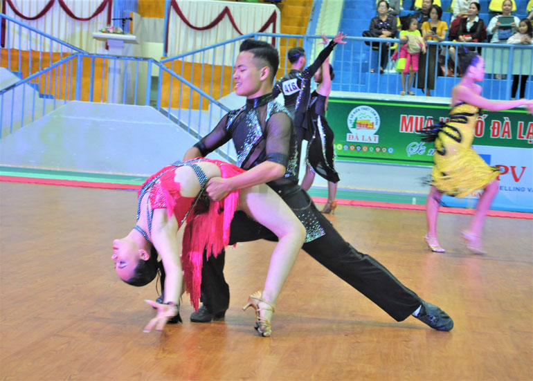 Bài biểu diễn của cặp đôi vũ công trong một nội dung thanh niên Cúp Khiêu vũ Thể thao toàn quốc