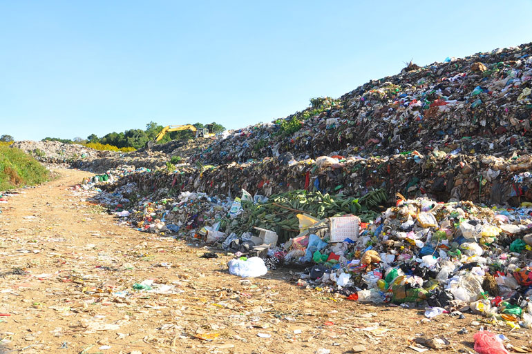 Núi rác tại bãi rác P’ré, Phú Hội, Đức Trọng - điểm gây ô nhiễm môi trường nghiêm trọng đã được UBND tỉnh ban hành quyết định chính thức đóng cửa trong giai đoạn 2020 - 2022