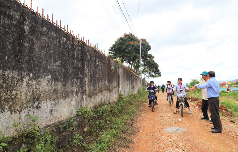 Tường rào trường học chờ sập: UBND TP Bảo Lộc chỉ đạo rà soát, kiểm tra xử lý