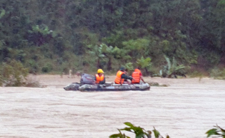Lực lượng chức năng tìm kiếm nạn nhân dọc theo suối K’Long K’Lanh