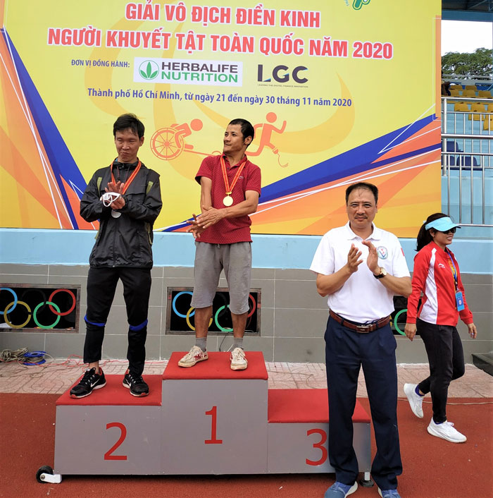 VĐV Bùi Văn Hùng của Đội Thể thao Người Khuyết tật Lâm Đồng trên bục nhận huy chương vàng. 