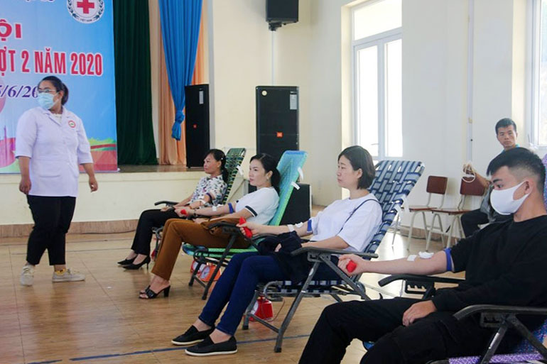 Cán bộ, đoàn viên, công nhân, viên chức, lao động huyện Di Linh tham gia hiến máu