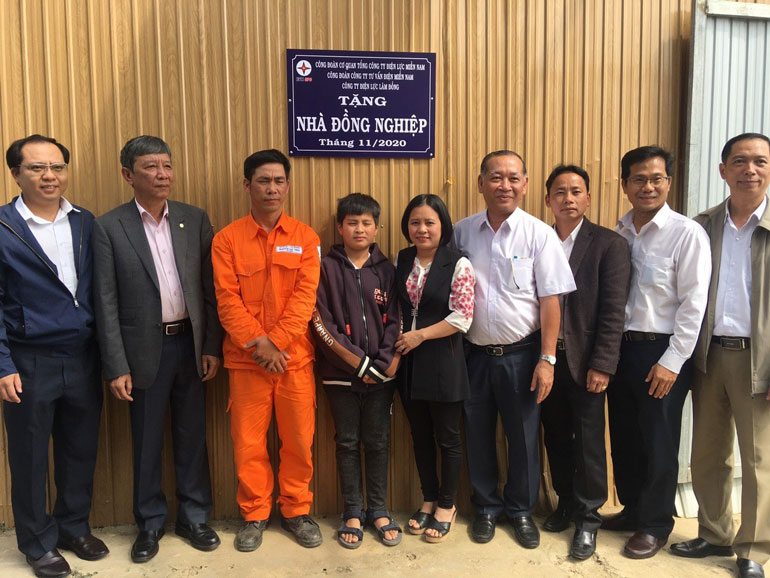 Trao tặng "Nhà đồng nghiệp" cho đoàn viên công đoàn Công ty Điện lực Lâm Đồng