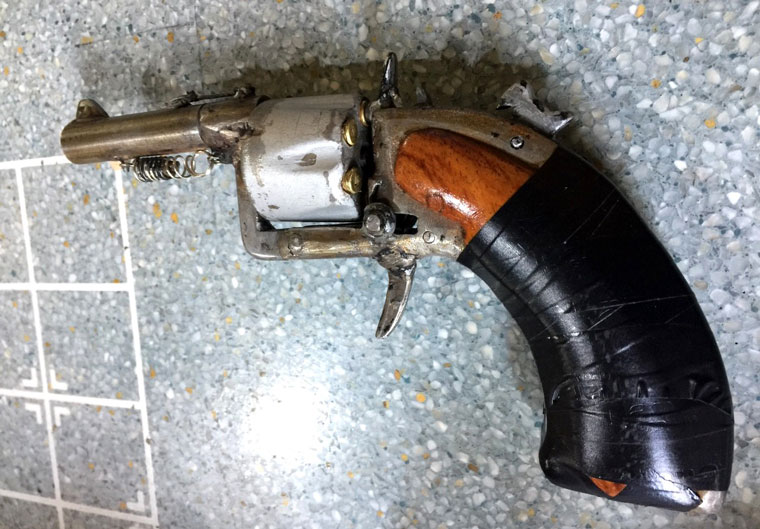 Khẩu súng tự chế được Công an phường Lộc Sơn thu giữ từ 1 thanh niên trong nhóm