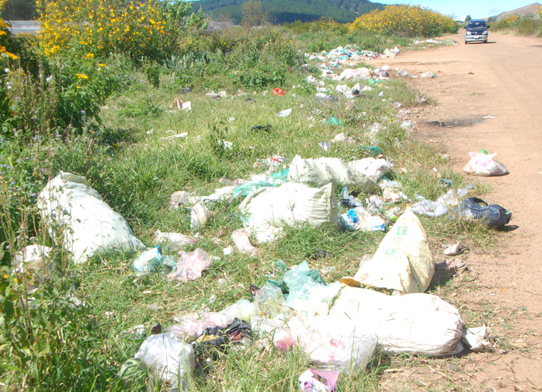 Đà Lạt: Tái diễn tình trạng vứt rác thải tại sân bay Cam Ly