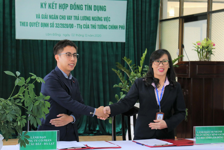 NHCSXH tỉnh Lâm Đồng và Công ty CP Chè Cầu Đất – Đà Lạt ký hợp đồng tín dụng vay vốn trả lương cho người lao động