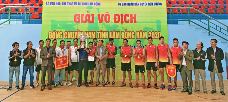 Ban tổ chức trao Cúp vô địch cho đội bóng chuyền nam chủ nhà Đơn Dương