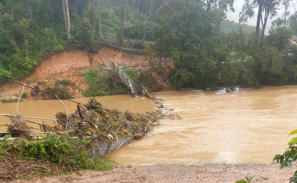 Cầu treo tại thôn (xã Đạ Chais, huyện Lạc Dương) bị nước lũ cuốn trôi 