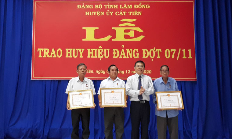  Đồng chí Đặng Trí Dũng - Ủy viên Ban Thường vụ Tỉnh ủy, Phó Chủ tịch UBND tỉnh Lâm Đồng trao huy hiệu Đảng cho các đảng viên