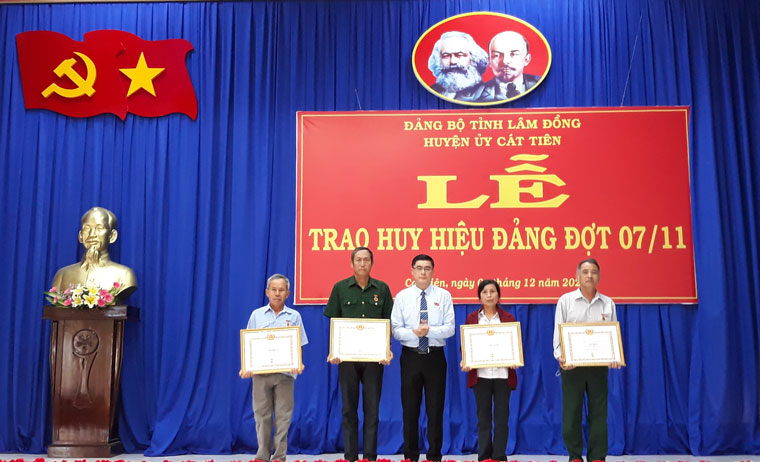  Đồng chí Nguyễn Khắc Bình – Bí thư Huyện ủy Cát Tiên trao huy hiệu Đảng cho các đảng viên