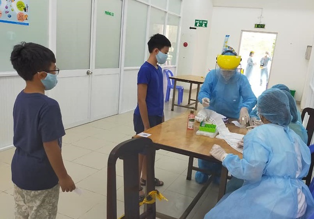 Lấy mẫu xét nghiệm COVID-19 cho người dân sinh sống tại khu vực có liên quan đến 4 bệnh nhân ở TP Hồ Chí Minh