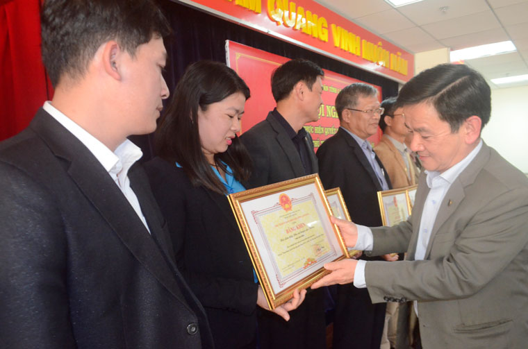 Phó Chủ tịch UBND tỉnh Phan Văn Đa trao bằng khen của Chủ tịch UBND tỉnh cho các tập thể có thành tích xuất sắc trong triển khai thực hiện Đề án “Xây dựng XHHT giai đoạn 2012 – 2020”
