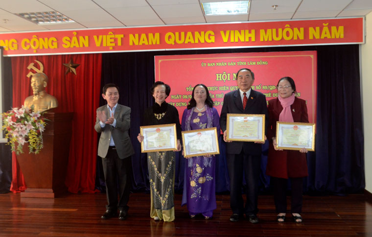 Phó Chủ tịch UBND tỉnh Phan Văn Đa trao bằng khen của Chủ tịch UBND tỉnh cho các tập thể có thành tích xuất sắc trong thực hiện Đề án “Đẩy mạnh phong trào học tập suốt đời trong gia đình, dòng họ, cộng đồng đến năm 2020”