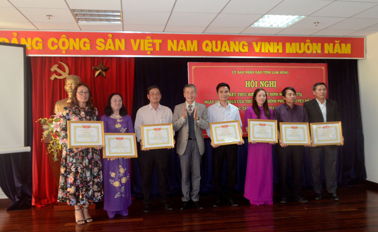 Ông Huỳnh Quang Long – Phó Giám đốc Sở GDĐT trao giấy khen của Giám đốc Sở GDĐT cho các cá nhân đạt thành tích xuất sắc trong thực hiện Đề án “Xây dựng XHHT giai đoạn 2012 – 2020”