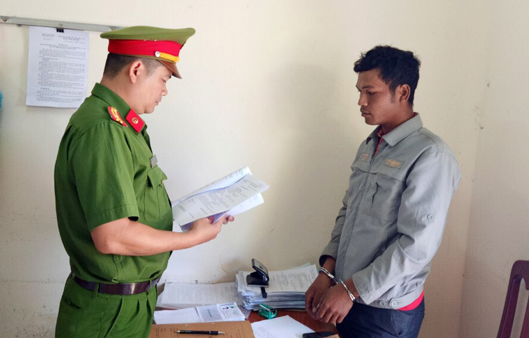 Công an huyện Đam Rông đọc lệnh bắt giam K’Rang