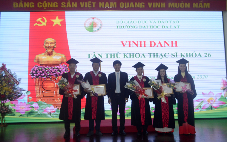 Tiến sĩ Mai Minh Nhật – Phó Hiệu trưởng Trường Đại học Đà Lạt tặng giấy khen cho các học viên là thủ khoa cao học tốt nghiệp khóa 26