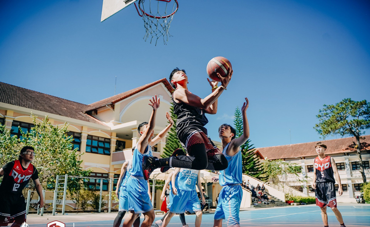Việc một số trường học đưa bóng rổ vào giảng dạy chính khóa trong giờ thể dục đã đưa môn bóng rổ được giới trẻ Lâm Đồng ngày càng yêu thích