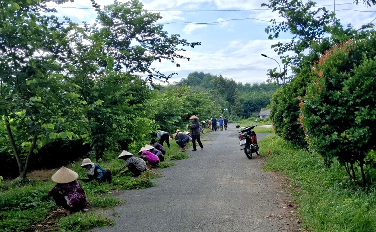 Người dân huyện Đạ Tẻh dọn vệ sinh môi trường