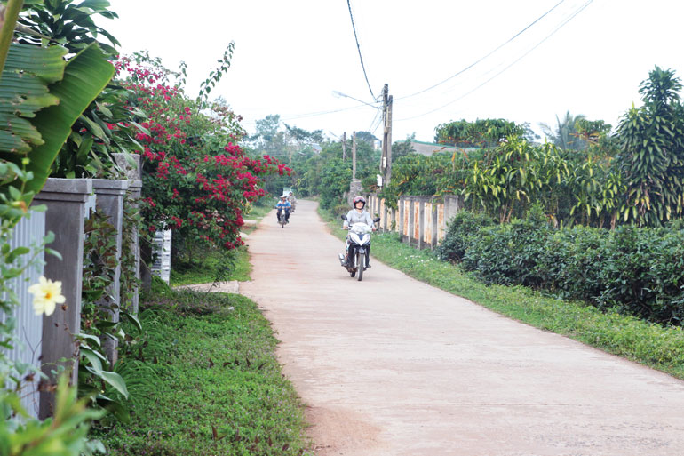 Những con đường đất ở thôn Tân Bình 1 đã được thay thế bằng bê tông khang trang, từ sự chung tay góp sức của chính người dân