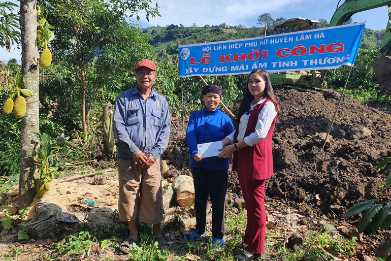 Khởi công xây dựng mái ấm tại gia đình bà Nông Thị Bình