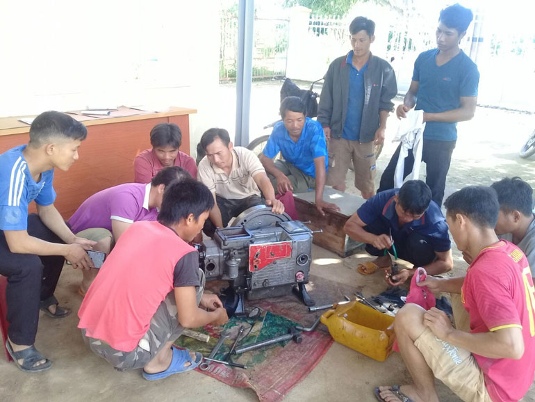 Đào tạo nghề sửa chữa máy nông nghiệp cho học viên đồng bào dân tộc thiểu số ở Đam Rông