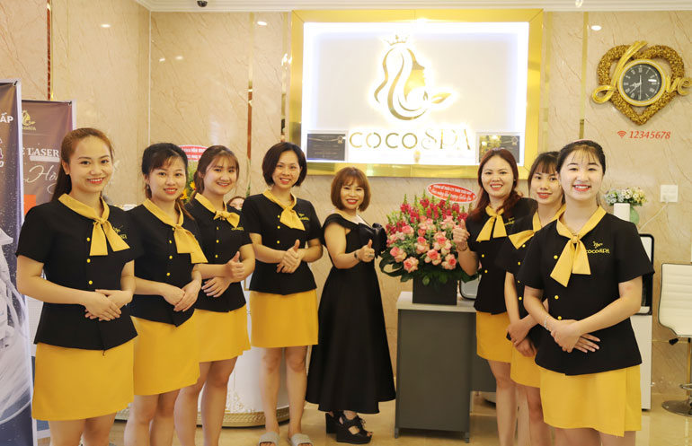 Nữ doanh nhân Hoàng Huỳnh Quỳnh Như (bìa phải hàng bên trái) và đội ngũ nhân viên được tuyển chọn có kinh nghiệm và tâm huyết với nghề