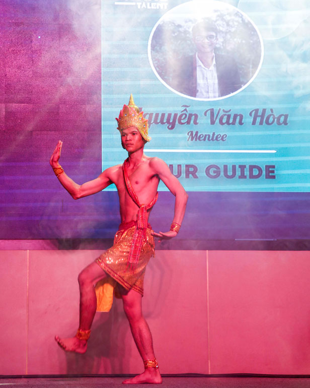 Chàng trai Nguyễn Văn Hòa - đối thủ trực tiếp của Nhung ở vòng đối kháng gây ấn tượng sâu sắc bởi những biến hóa của chàng trai dân tộc Chăm trong các trang phục và điệu múa Apsara