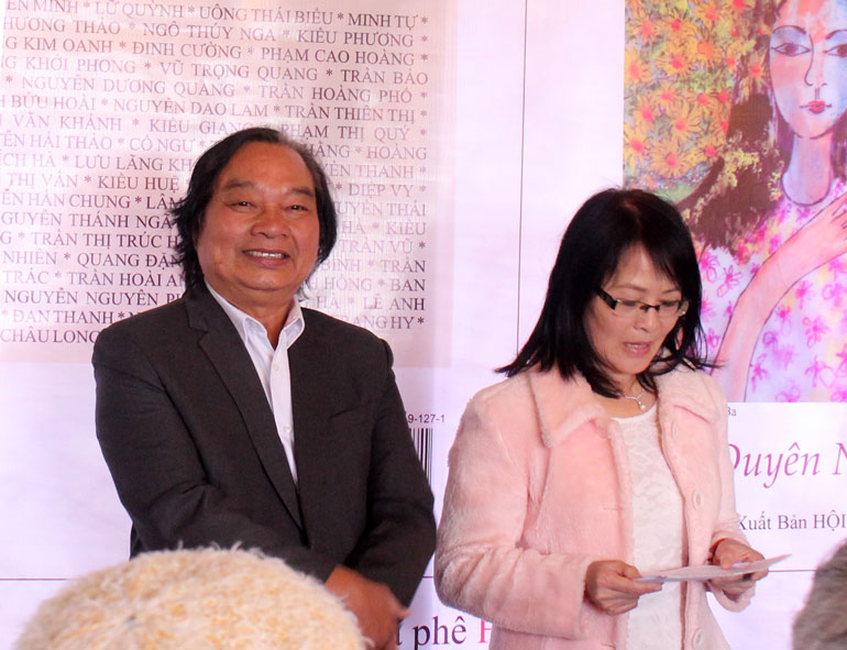 Nhà thơ Trần Ngọc Trác trong buổi giới thiệu sách mới Duyên nợ Đà Lạt.