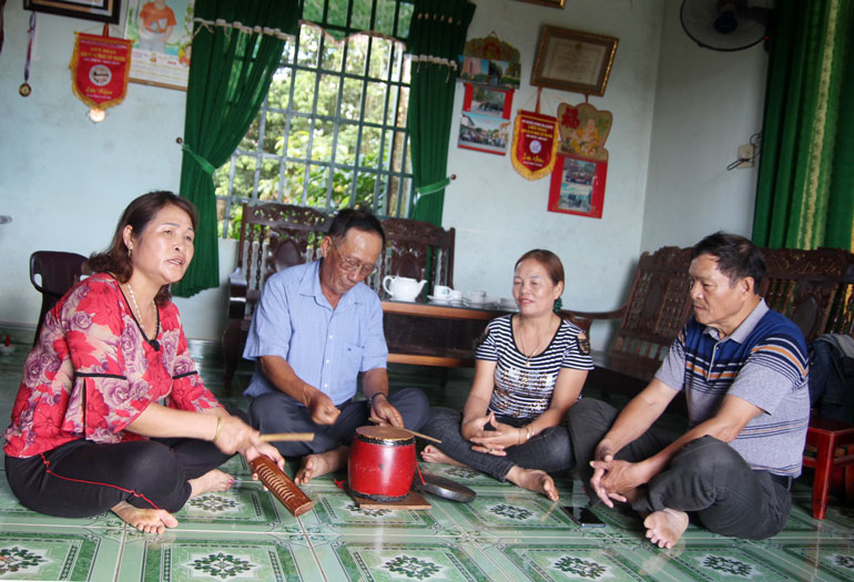 Những buổi tập luyên của CLB Dân ca 3 miền xã Hòa Ninh (Di Linh) được diễn ra lần lượt ở nhà mỗi thành viên