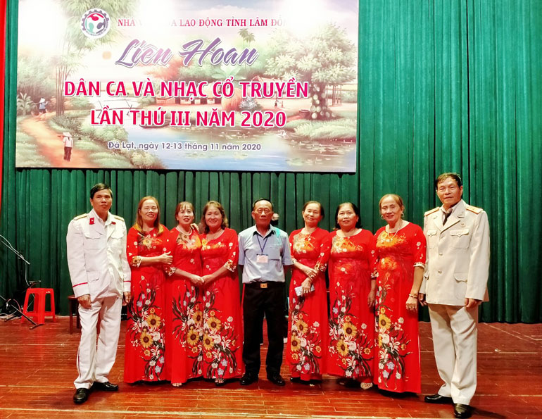 Đội hình CLB Dân ca 3 miền xã Hòa Ninh đoạt giải Nhất tại Liên hoan Dân ca và Nhạc cổ truyền tỉnh Lâm Đồng lần thứ III năm 2020. (Ảnh: CLB cung cấp)