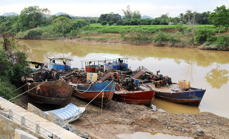 Bắt giữ 4 tàu khai thác cát trái phép trên sông Đồng Nai, 1 chủ tàu bị khởi tố