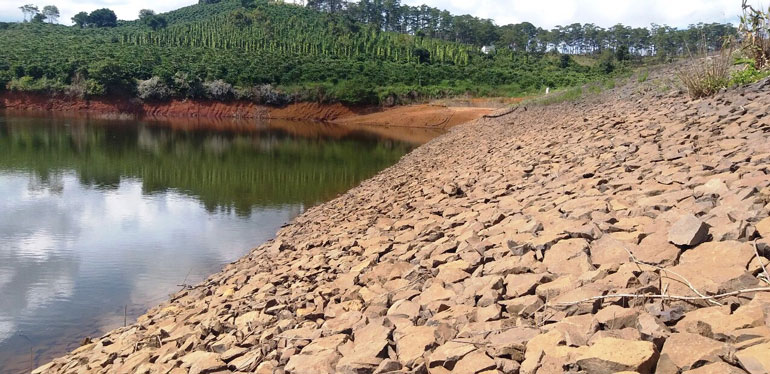 Hồ Đinh Trang Thượng II sau khi tích nước đã xuất hiện nhiều vết thấm rò rỉ qua thân và vai đập, gây nguy cơ mất an toàn hồ chứa, đe dọa trực tiếp tới tính mạng, tài sản của một số hộ dân