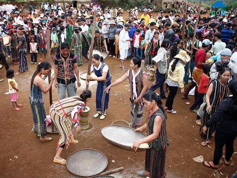 Người dân tham gia hội thi Giã gạo trong lễ hội mừng lúa mới