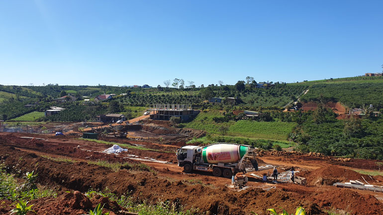 Một công trường san ủi đất nông nghiệp quy mô lớn tại khu vực giáp ranh giữa xã Đam B’ri, TP Bảo Lộc và xã Lộc Ngãi, huyện Bảo Lâm
