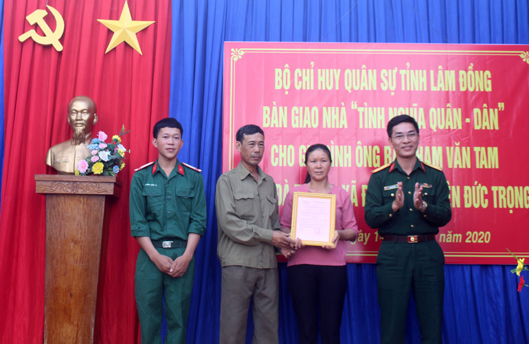 Đại diện lãnh đạo Bộ CHQS tỉnh trao quyết định tặng nhà tình nghĩa quân – dân cho gia đình ông Phạm Văn Tam
