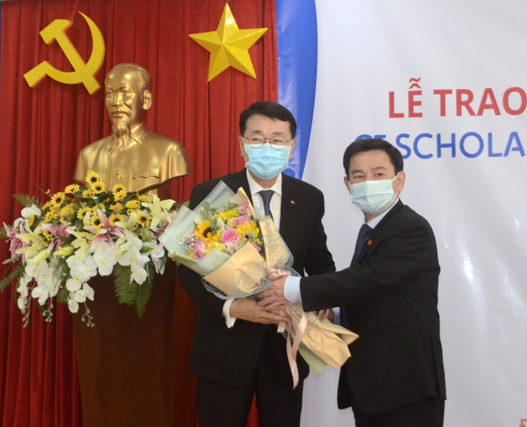 Phó Chủ tịch UBND tỉnh Lâm Đồng Phan Văn Đa tặng hoa cảm ơn Tập đoàn CJ