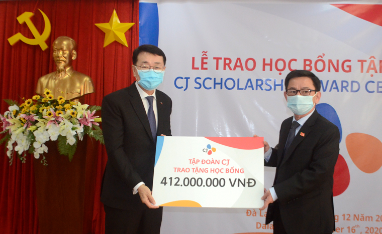 Đại diện Tập đoàn CJ trao tượng trưng tổng kinh phí học bổng cho Phó Chủ tịch UBND tỉnh Lâm Đồng Phan Văn Đa