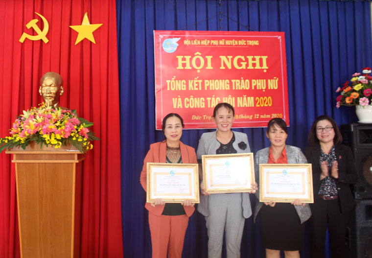 Bà Nguyễn Thị Phương Thảo – Phó Chủ tịch Hội LHPN tỉnh, trao bằng khen cho các tập thể