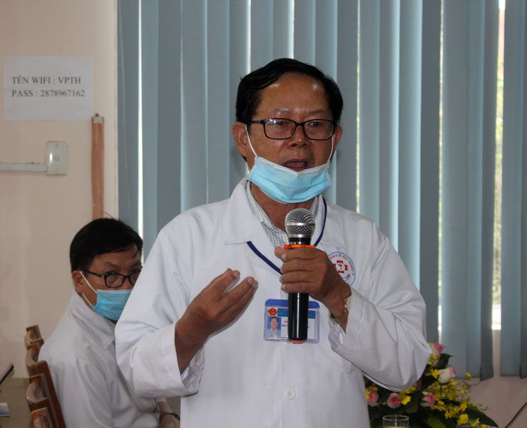 Bác sĩ Võ Đông Phương – Giám đốc Trung tâm y tế huyện Đức Trọng, phát biểu tại buổi họp rút kinh nghiệm