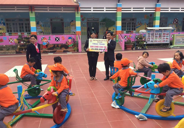 Trung tâm Hoạt động Thanh thiếu nhi tỉnh Lâm Đồng trao tặng “Sân chơi cho em” cho Trường Mầm non Đạ Sar
