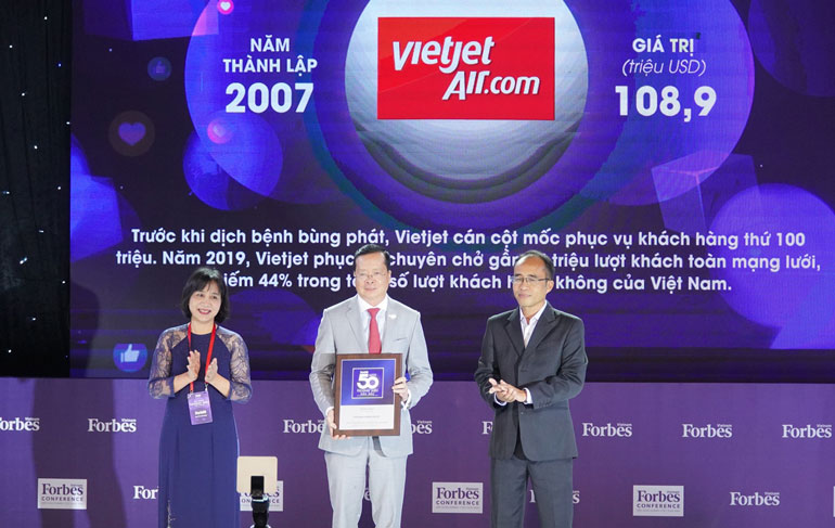 Đại diện Vietjet nhận danh hiệu Top 50 Thương hiệu Việt Nam dẫn đầu
