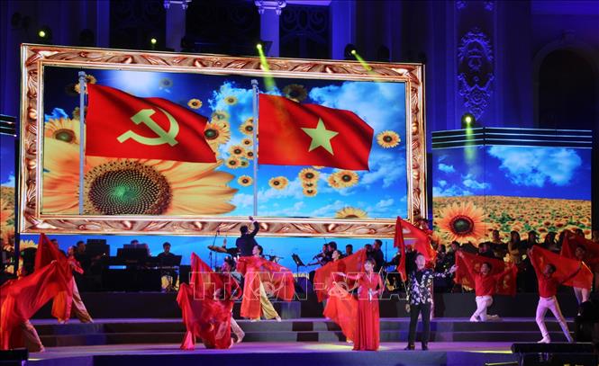 Tiết mục biểu diễn tại chương trình nghệ thuật kỷ niệm 89 năm Ngày thành lập Đảng Cộng sản Việt Nam (3/2/1930-3/2/2019) tại Thành phố Hồ Chí Minh. Ảnh minh họa