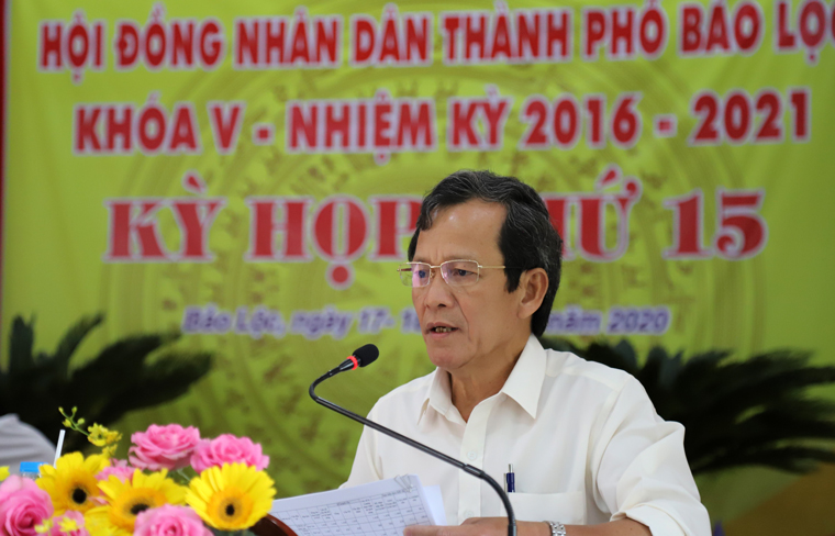 Ông Trịnh Văn Trí – Trưởng phòng Phòng Tài chính – Kế hoạch TP Bảo Lộc giải trình ý kiến chất vấn liên quan đến ngân sách đầu tư công